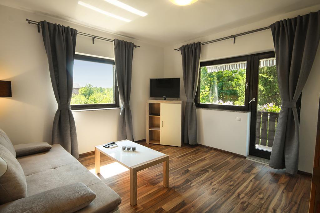 Countryside Apartment Rakovica Buitenkant foto